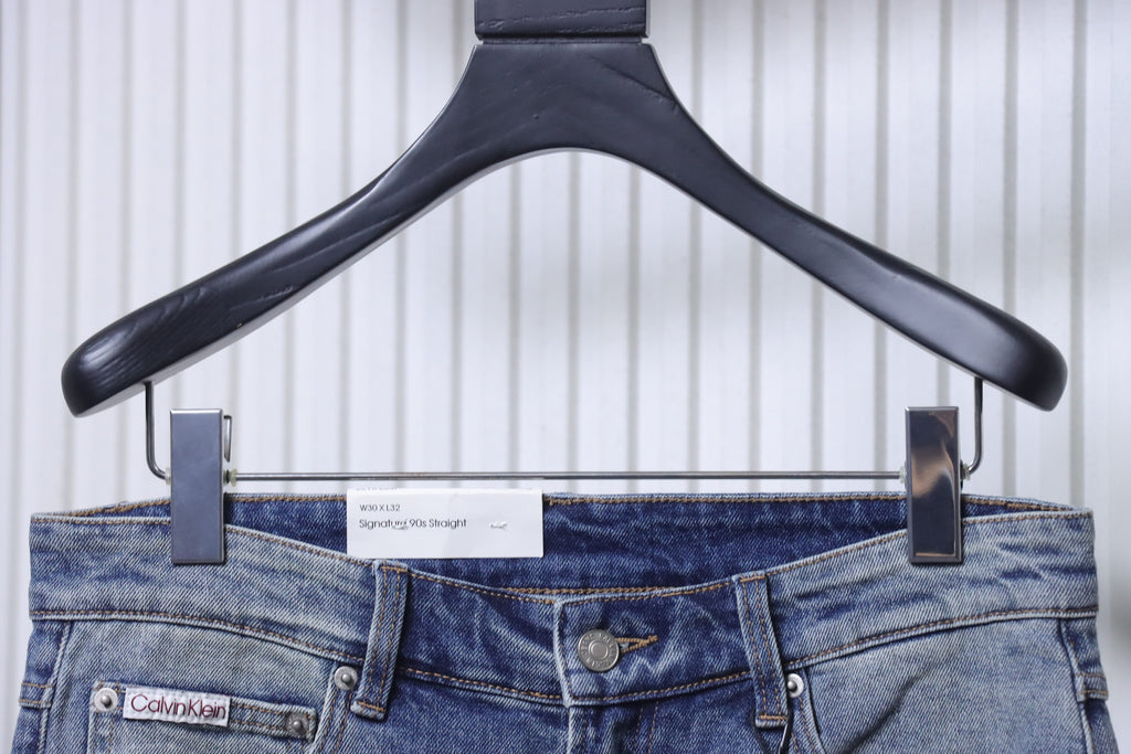 Närbild på midja och jeansdetaljer