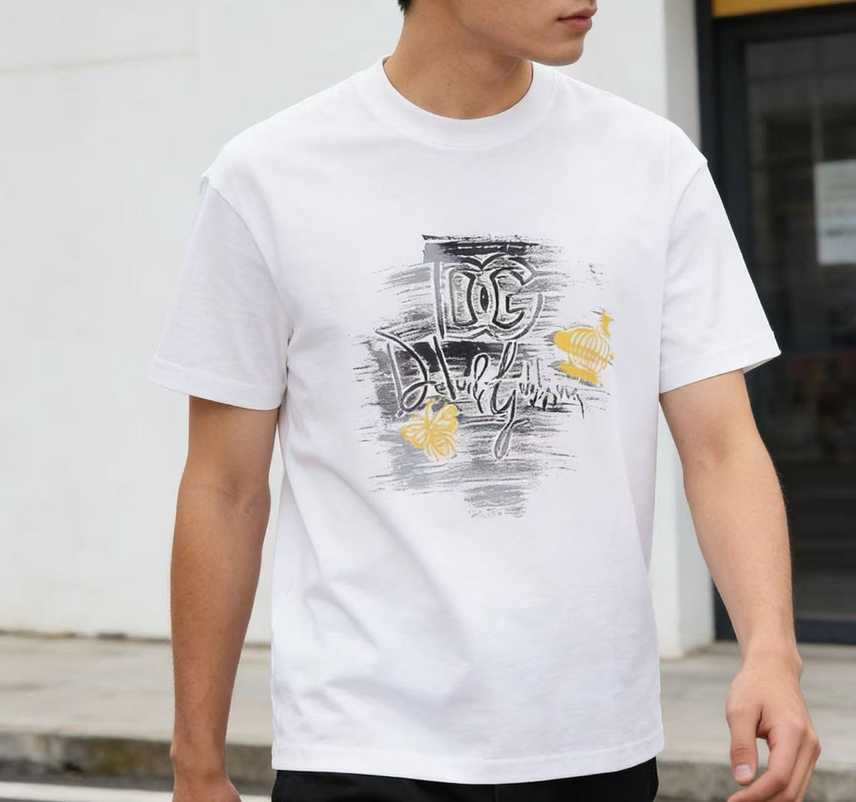 Vit T-shirt med DG-tryck på modell