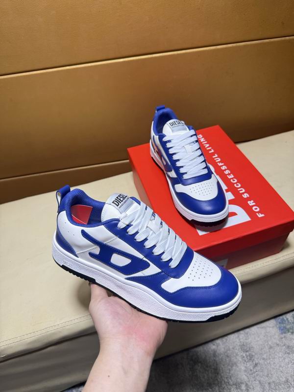 Blåvita Diesel sneakers med stor blå sidodetalj