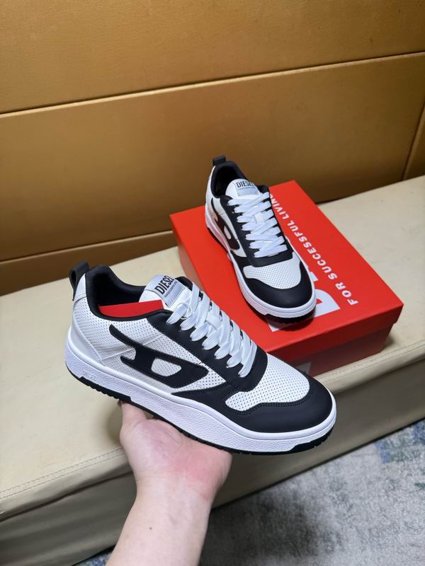 Svartvita Diesel sneakers med stor svart sidodetalj