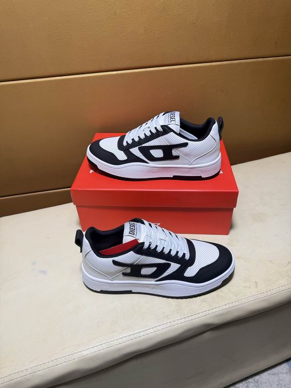 Svartvita Diesel sneakers med vit snörning från sidan och ovanifrån