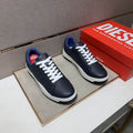 Mörkblå Diesel sneakers med vita skosnören och blå insida