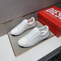 Vita Diesel sneakers med vit snörning och svart sulkant