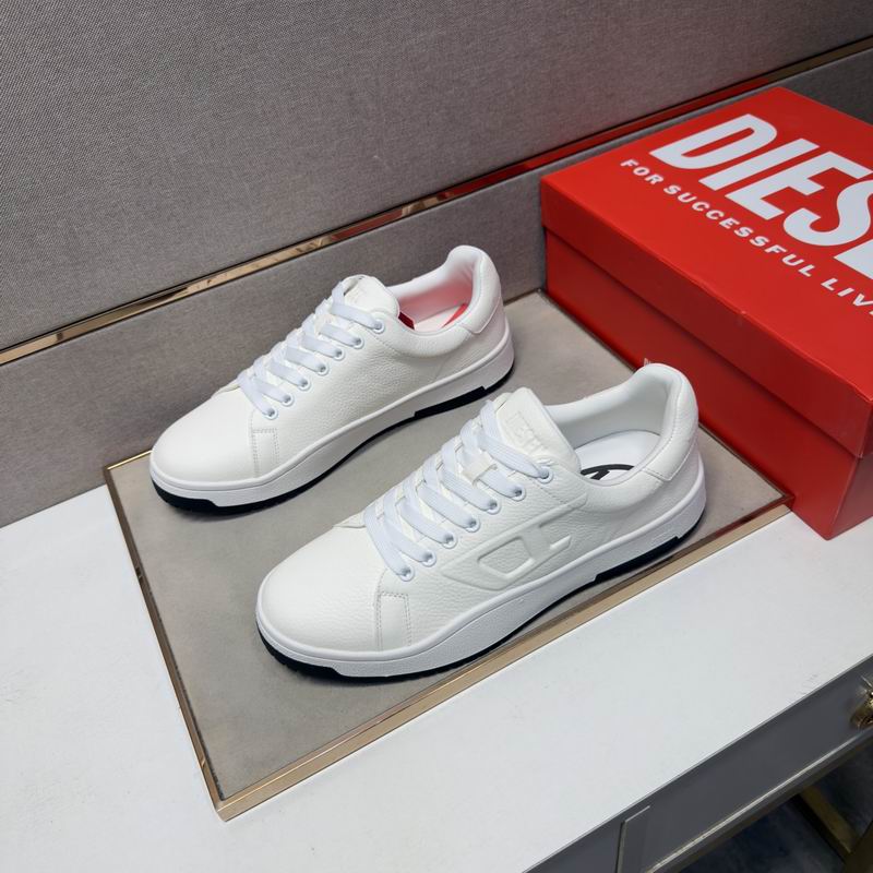 Vita Diesel sneakers med vit snörning och svart sulkant