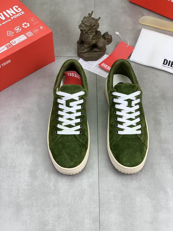 Gröna Diesel sneakers med vita skosnören ovanifrån