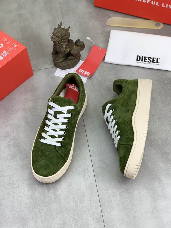 Gröna Diesel sneakers med crèmefärgad sula från sidan