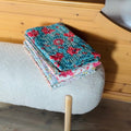 Coperta Bambini in Cotone Block Print e Ricamo Kantha – Blu con Fiori Rossi, Artigianale e Boho Chic-0
