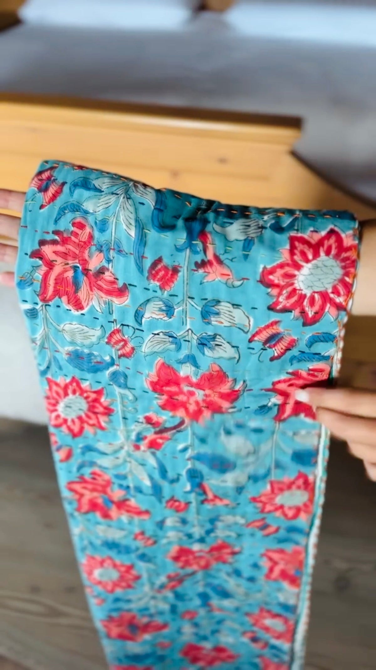 Coperta Bambini in Cotone Block Print e Ricamo Kantha – Blu con Fiori Rossi, Artigianale e Boho Chic-1