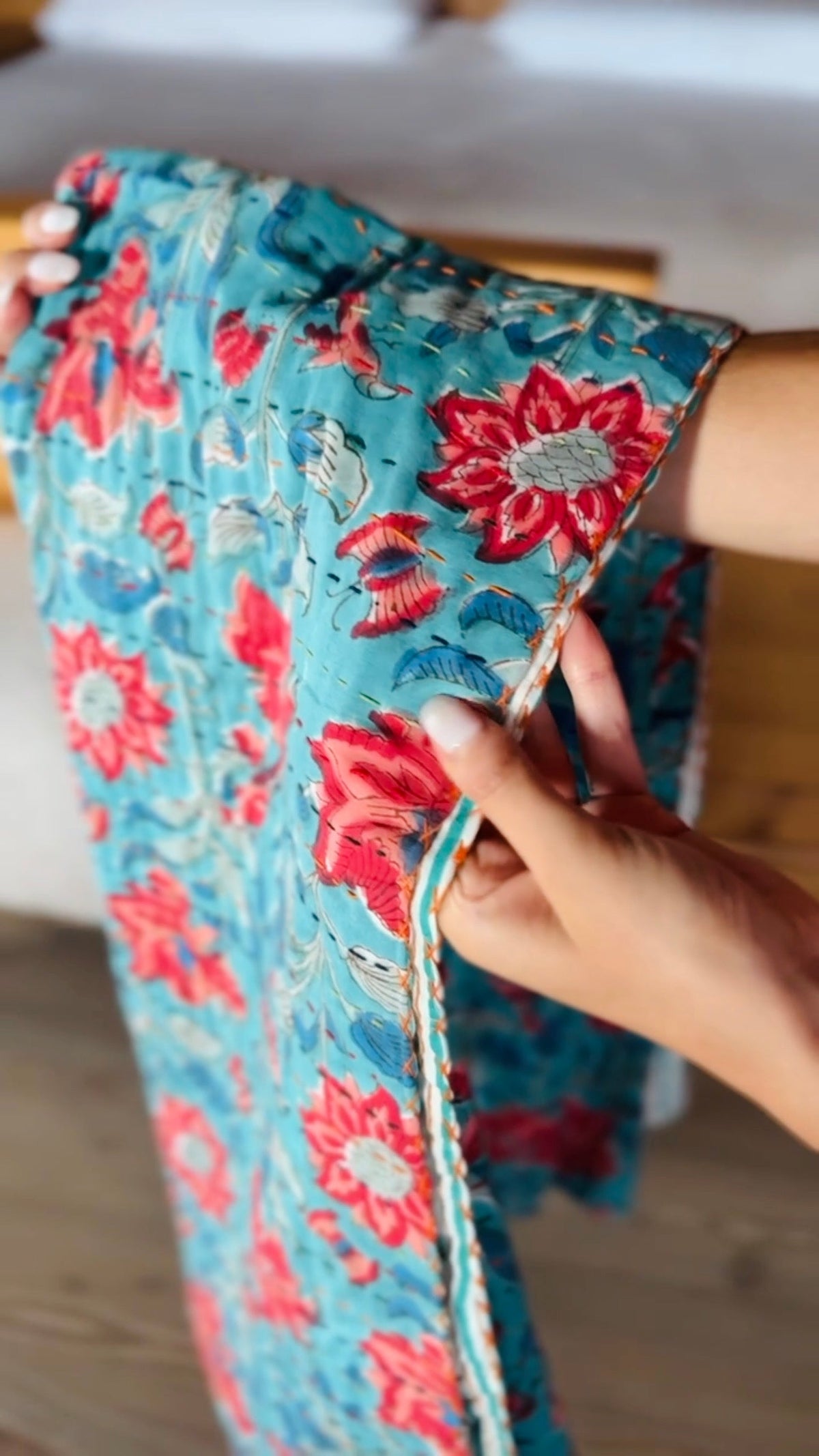 Coperta Bambini in Cotone Block Print e Ricamo Kantha – Blu con Fiori Rossi, Artigianale e Boho Chic-3