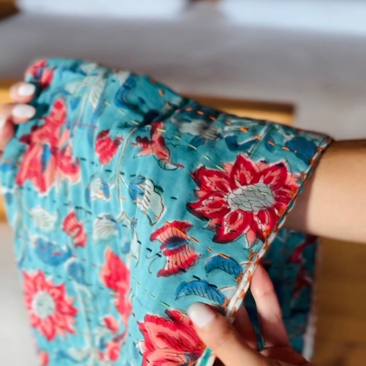 Coperta Bambini in Cotone Block Print e Ricamo Kantha – Blu con Fiori Rossi, Artigianale e Boho Chic-2