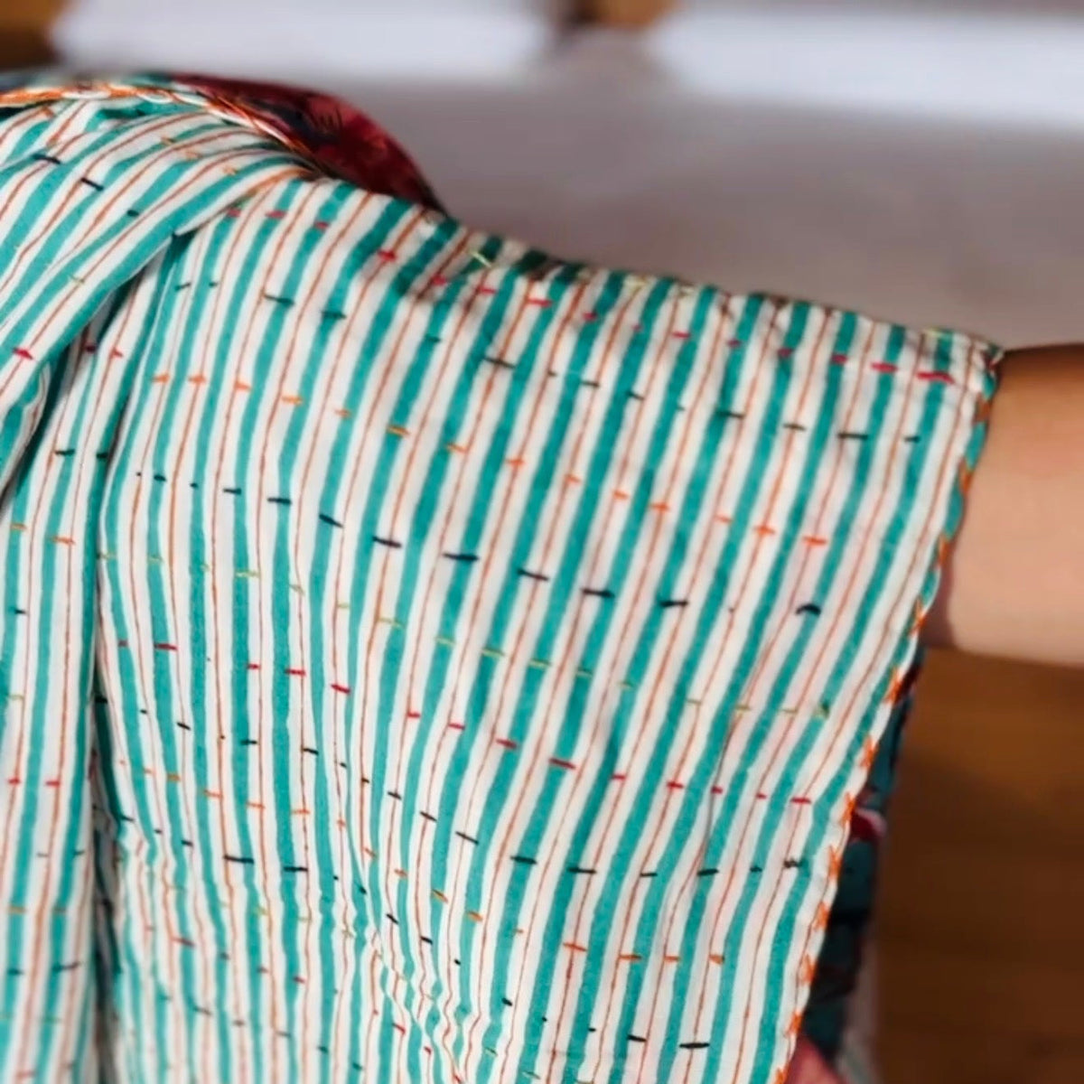 Coperta Bambini in Cotone Block Print e Ricamo Kantha – Blu con Fiori Rossi, Artigianale e Boho Chic-4