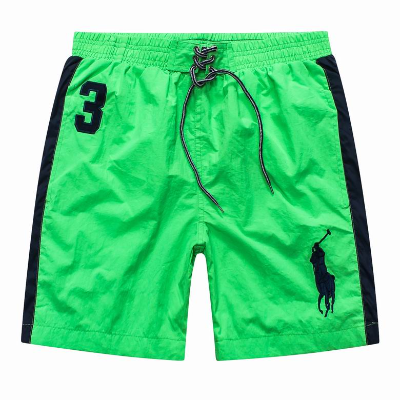 Gröna shorts med mörka sidoränder, snörning, nummer 3 och polospelarmotiv