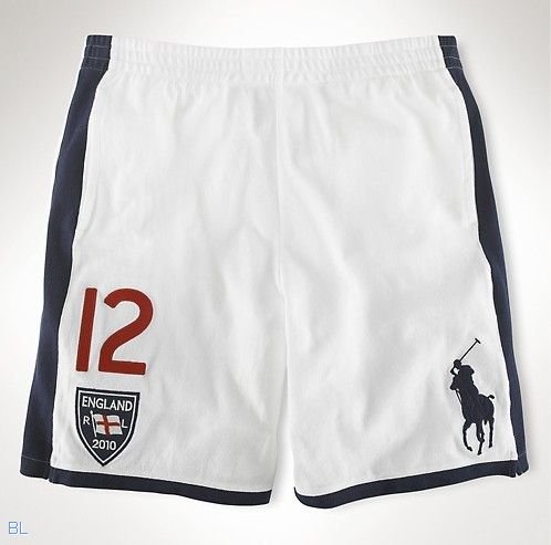 Vita shorts med mörka kanter, nummer 12 och mörkt polospelarmotiv