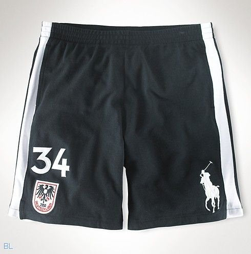 Svarta shorts med vita sidoränder, nummer 34 och vitt polospelarmotiv