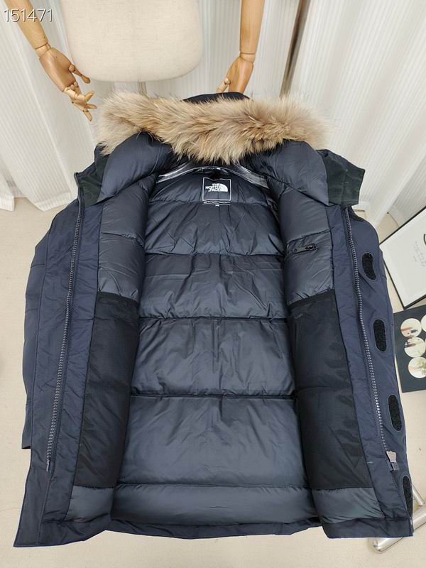Öppen marinblå parkas som visar quiltad insida