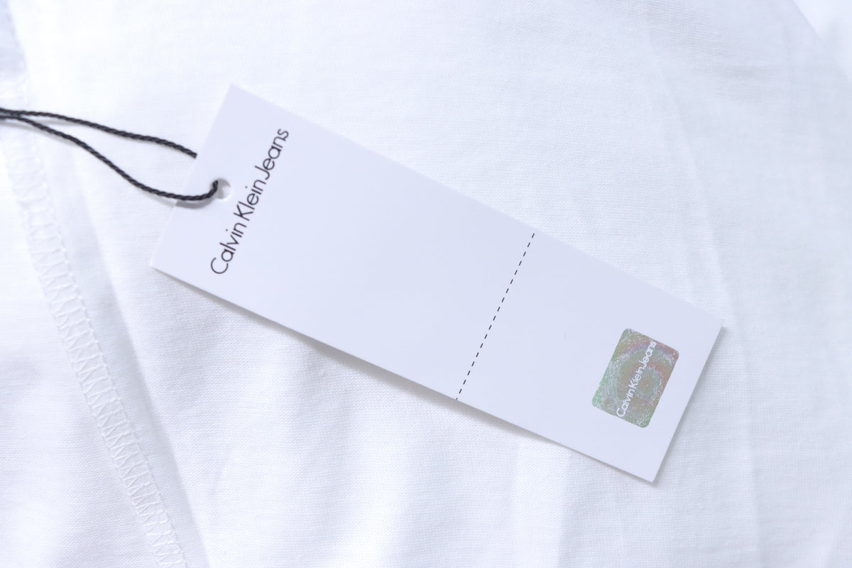 Närbild på Calvin Klein Jeans-hängetikett