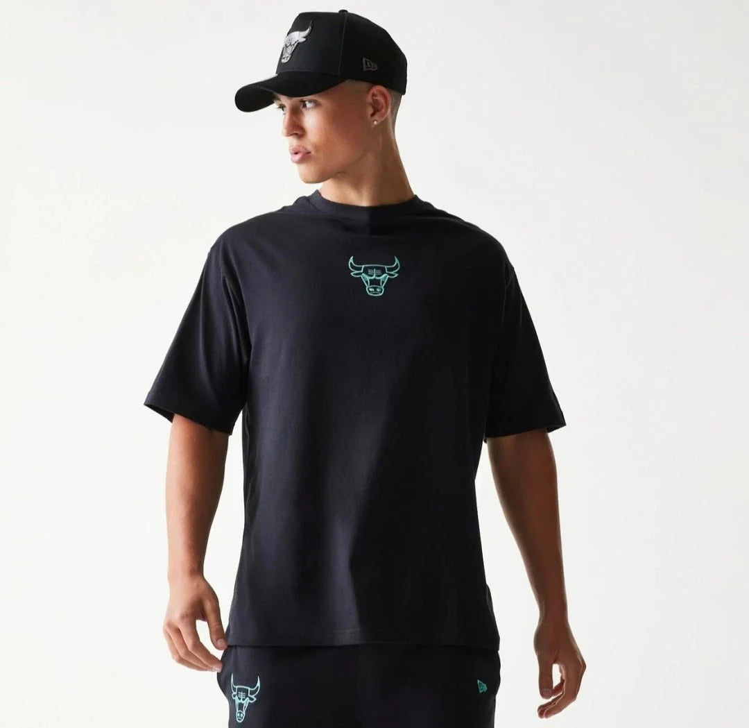 New Era Oversized Bulls-skjorta – svart