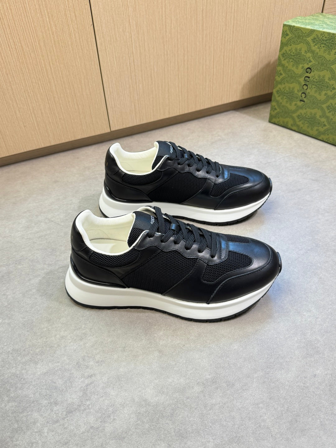 Gucci runner sneakers svart vit mesh sula
