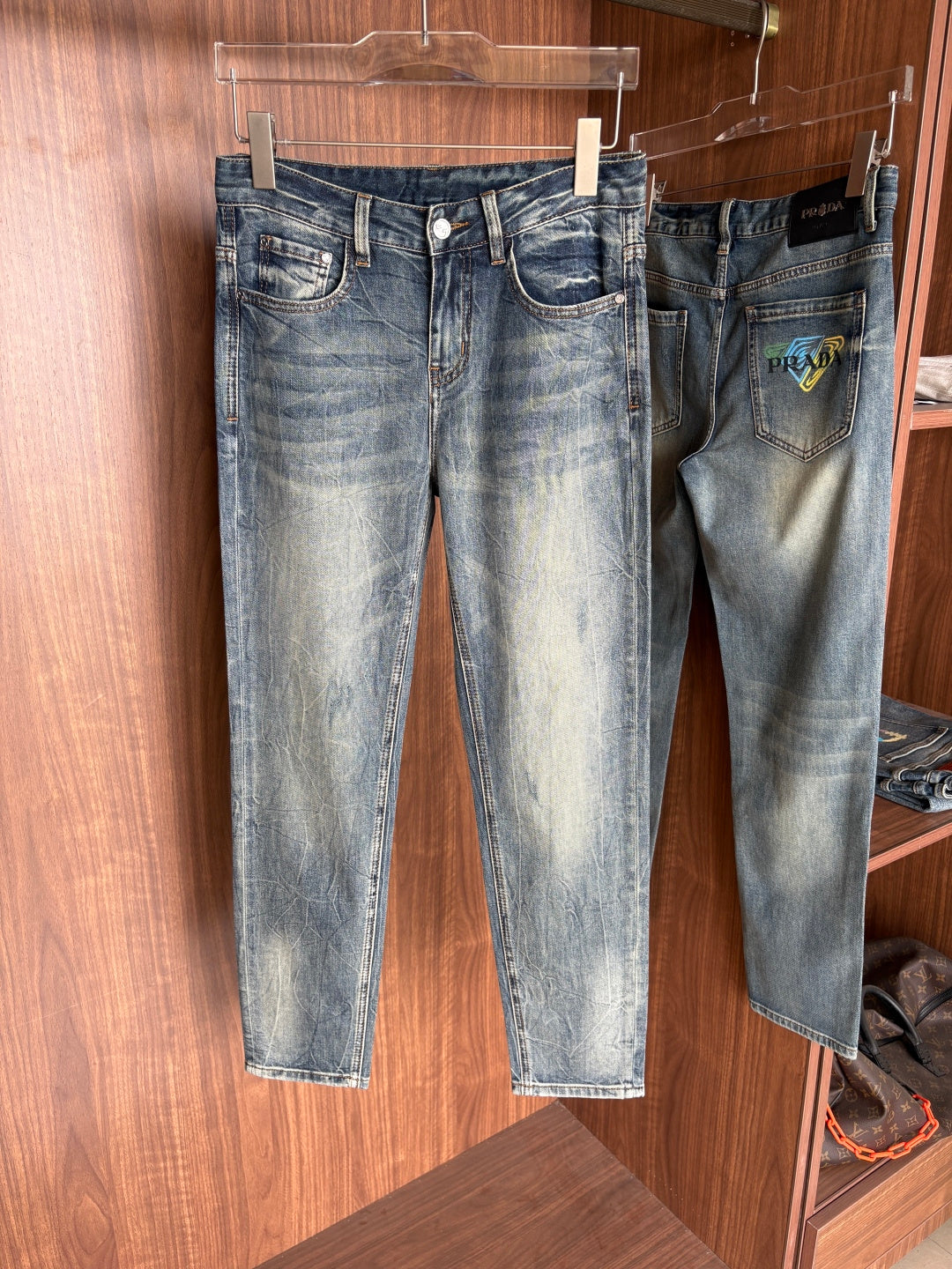 Blågrå tvättade jeans med smal rak passform, fram- och baksida