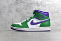 Air Jordan 1 Mid herrsko i grönt, vitt och lila, visad från sidan