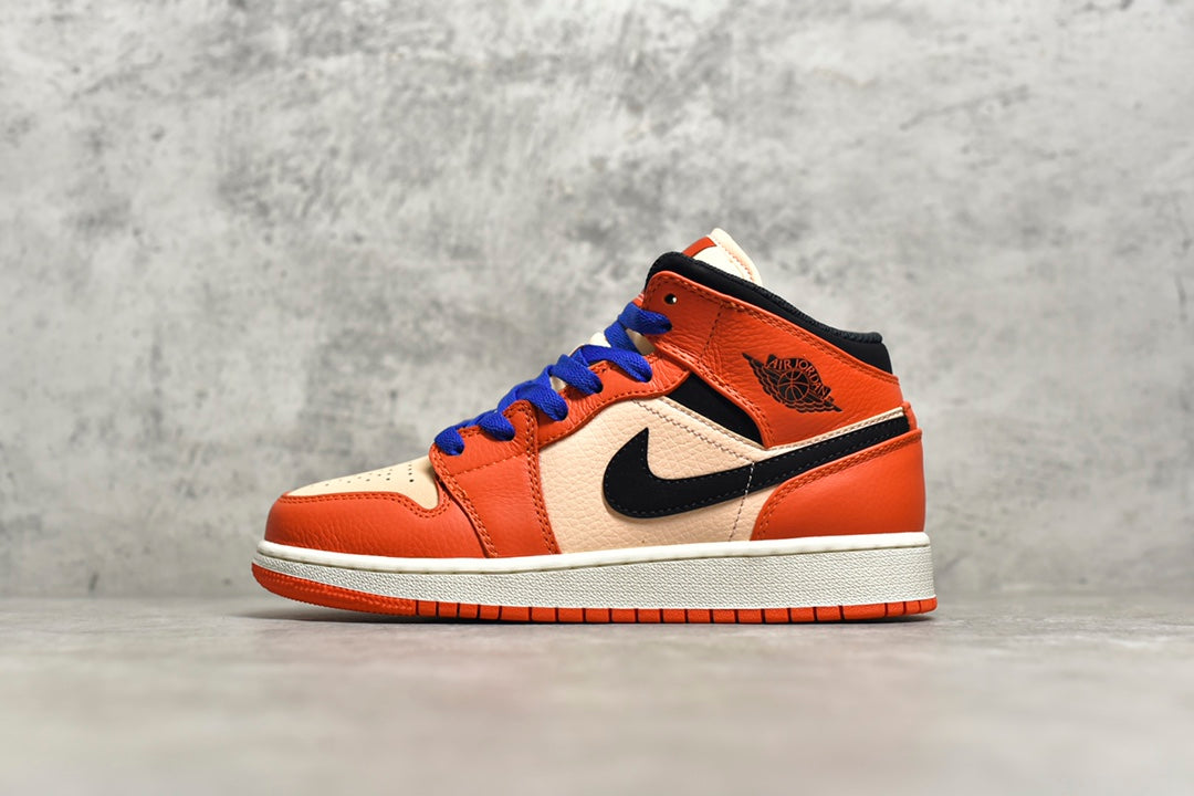 Air Jordan 1 Mid i orange, crème och svart med blå skosnören, sidoprofil