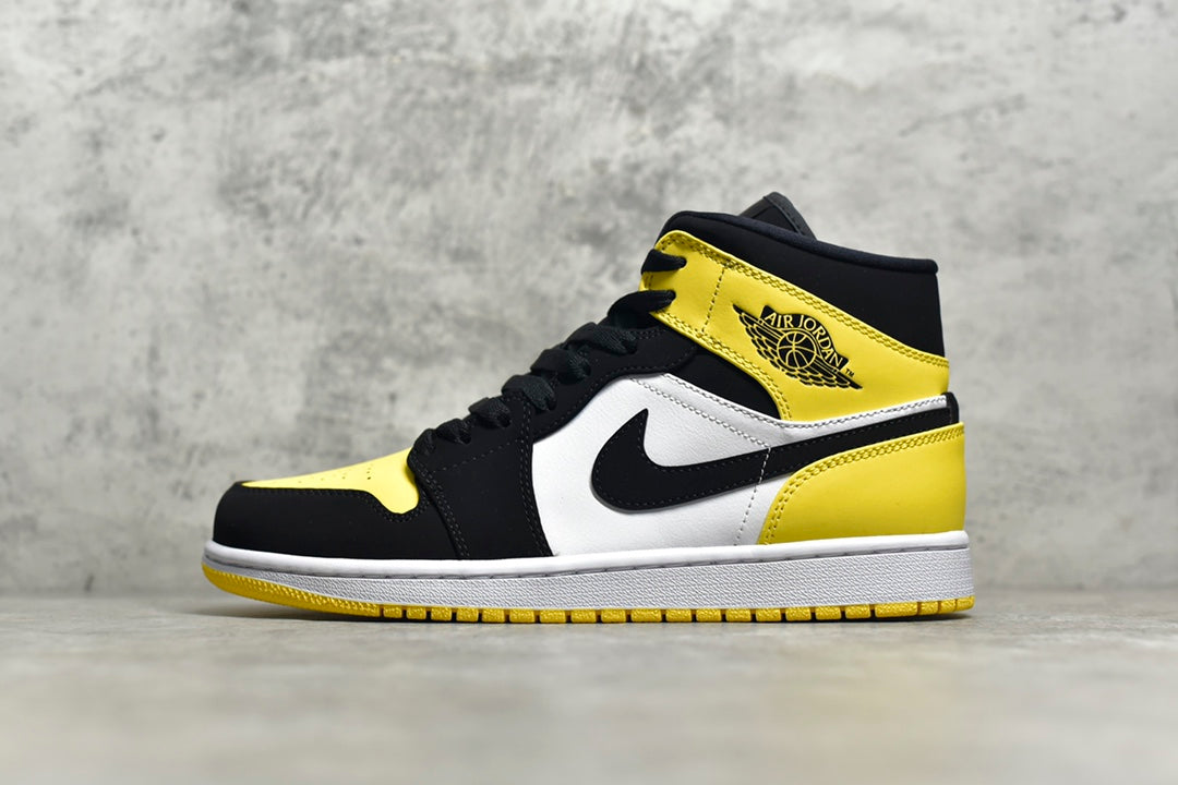 Air Jordan 1 Mid herrsko i gult, svart och vitt, visad från sidan