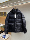 Svart vadderad unisexjacka med huva, tonat monogrammönster och flera fickor