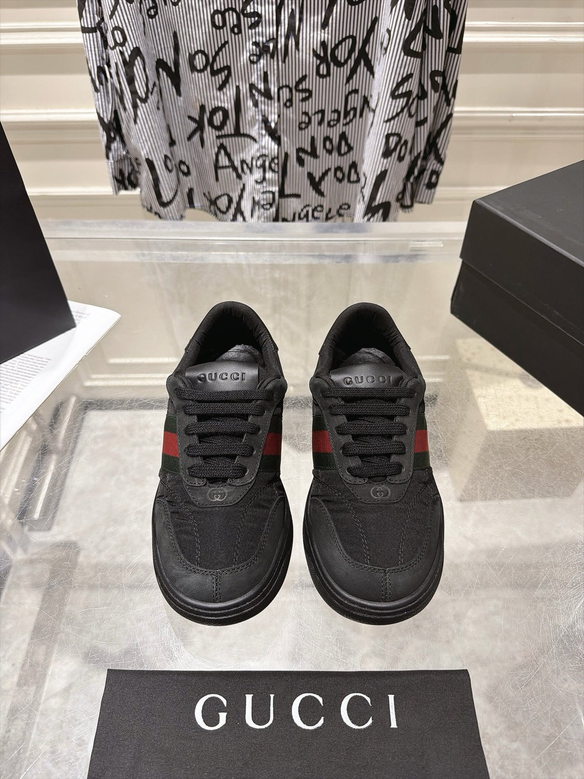 Gucci Screener sneakers svart uppifrån med Web-ränd