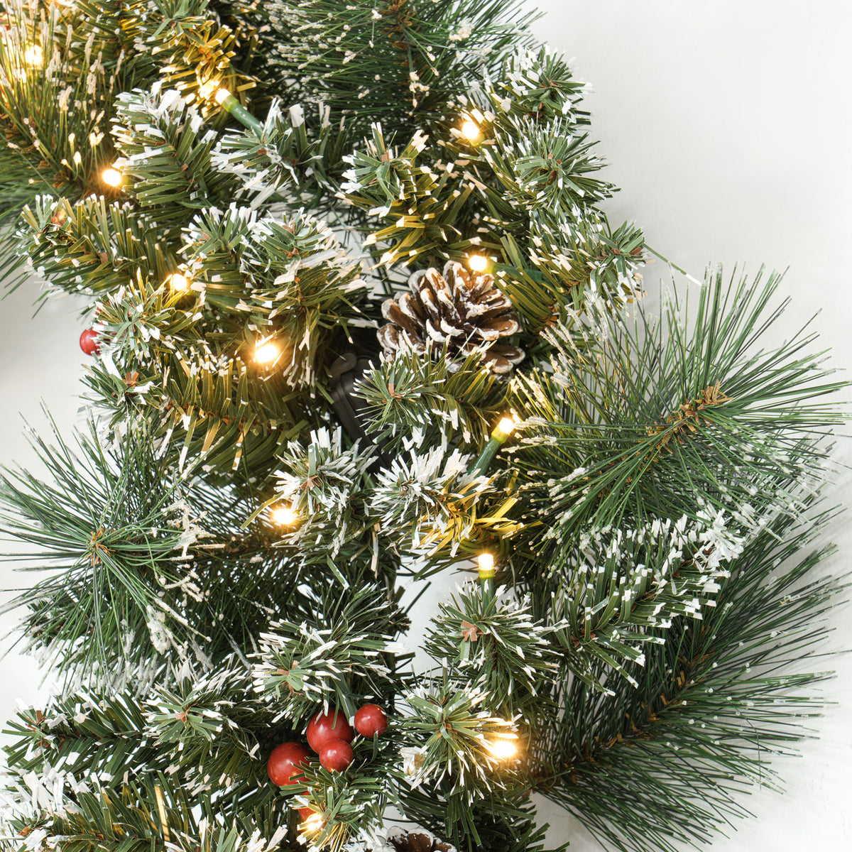 Couronne de Noël porte artificielle 60 CM avec pommes de pin et grappes de baies, lumières LED et minuterie vert