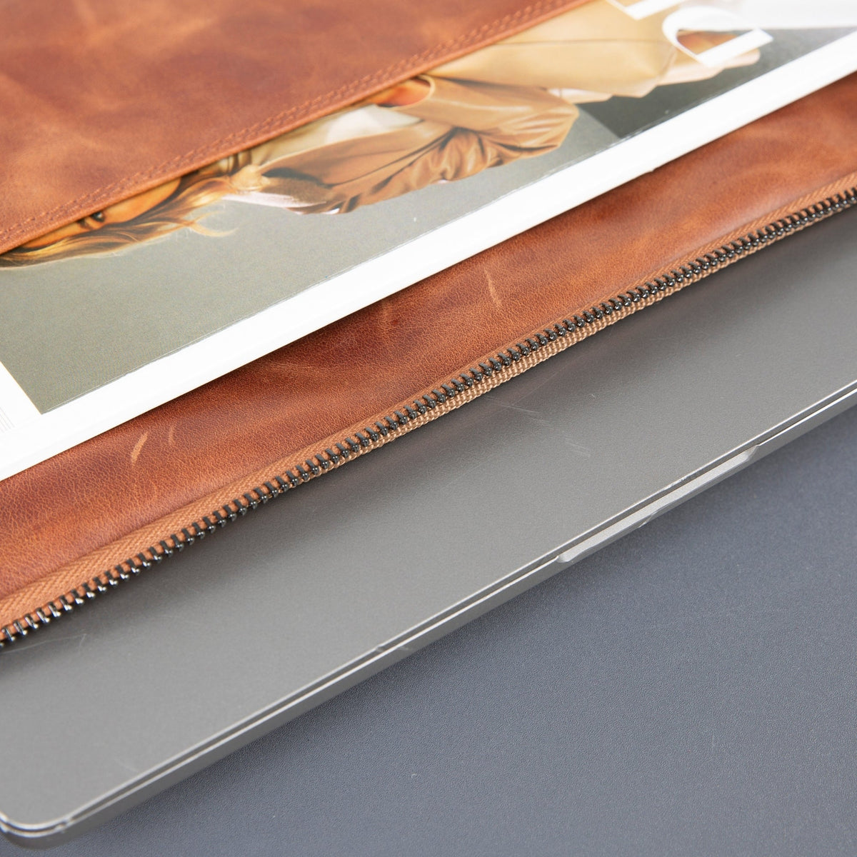 Кожена чанта за лаптоп Seward с презрамка - Калъф за MacBook 14" и 16"