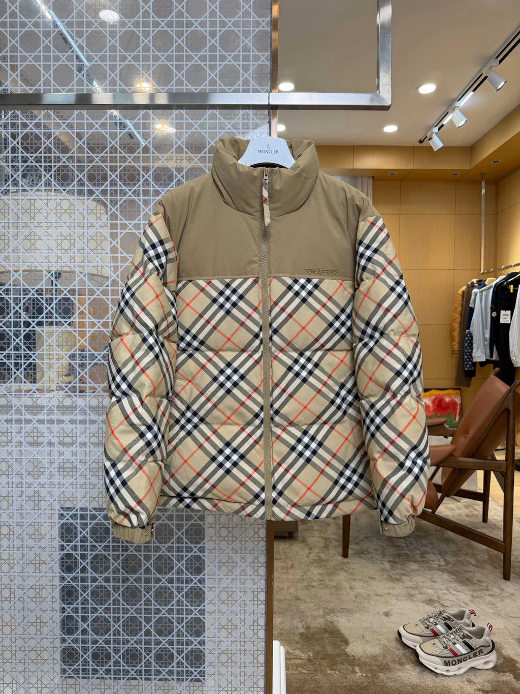 BURBERRY Barbour – Vardaglig dunjacka med V-ringning, dragkedja och rutiga detaljer.