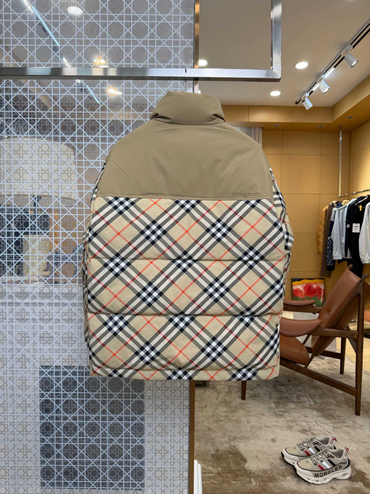 BURBERRY Barbour – Vardaglig dunjacka med V-ringning, dragkedja och rutiga detaljer.