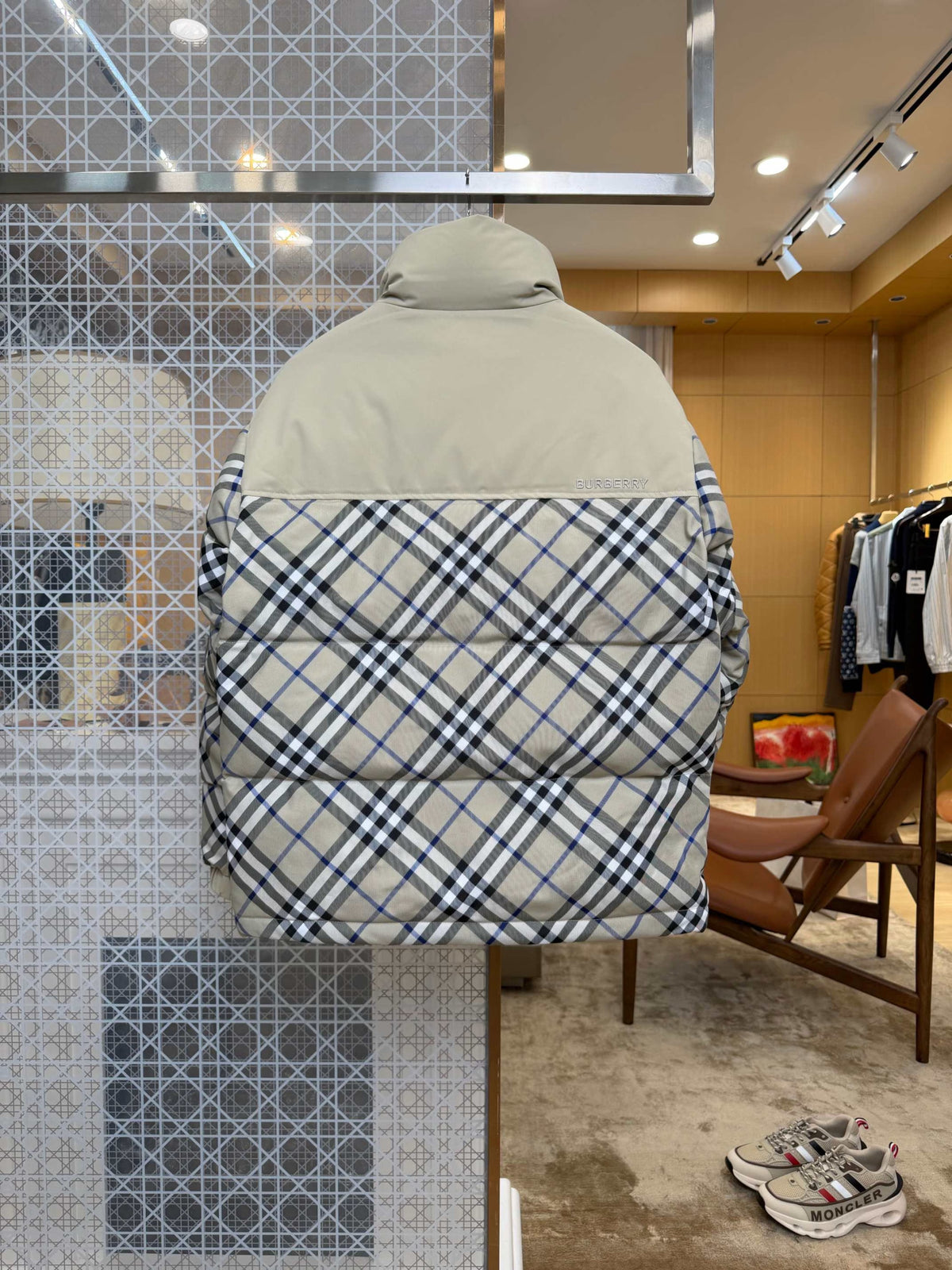 BURBERRY Barbour – Vardaglig dunjacka med V-ringning, dragkedja och rutiga detaljer.