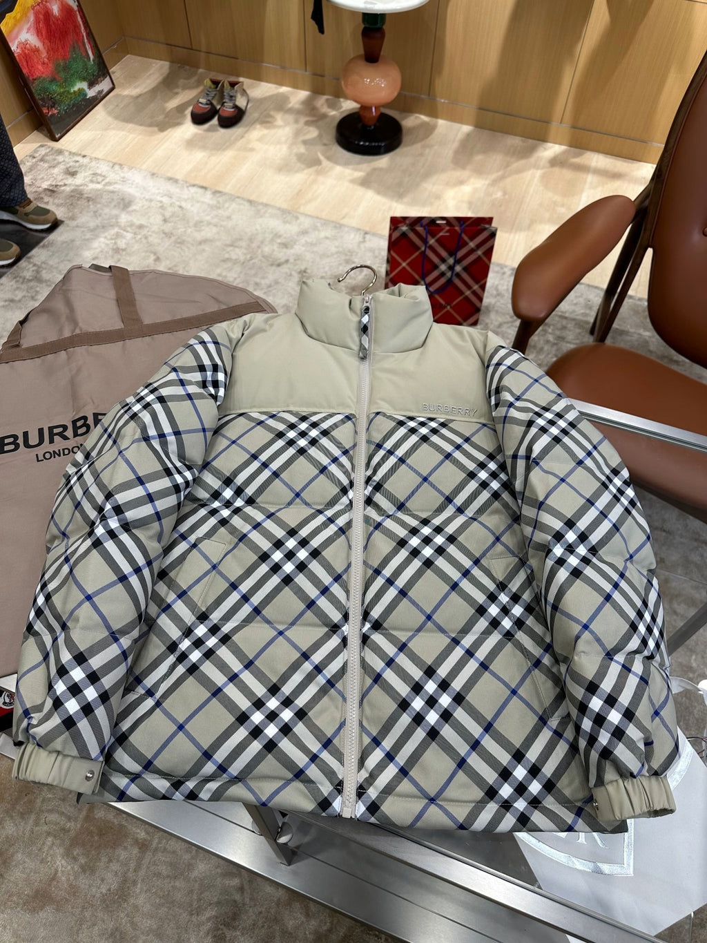 BURBERRY Barbour – Vardaglig dunjacka med V-ringning, dragkedja och rutiga detaljer.