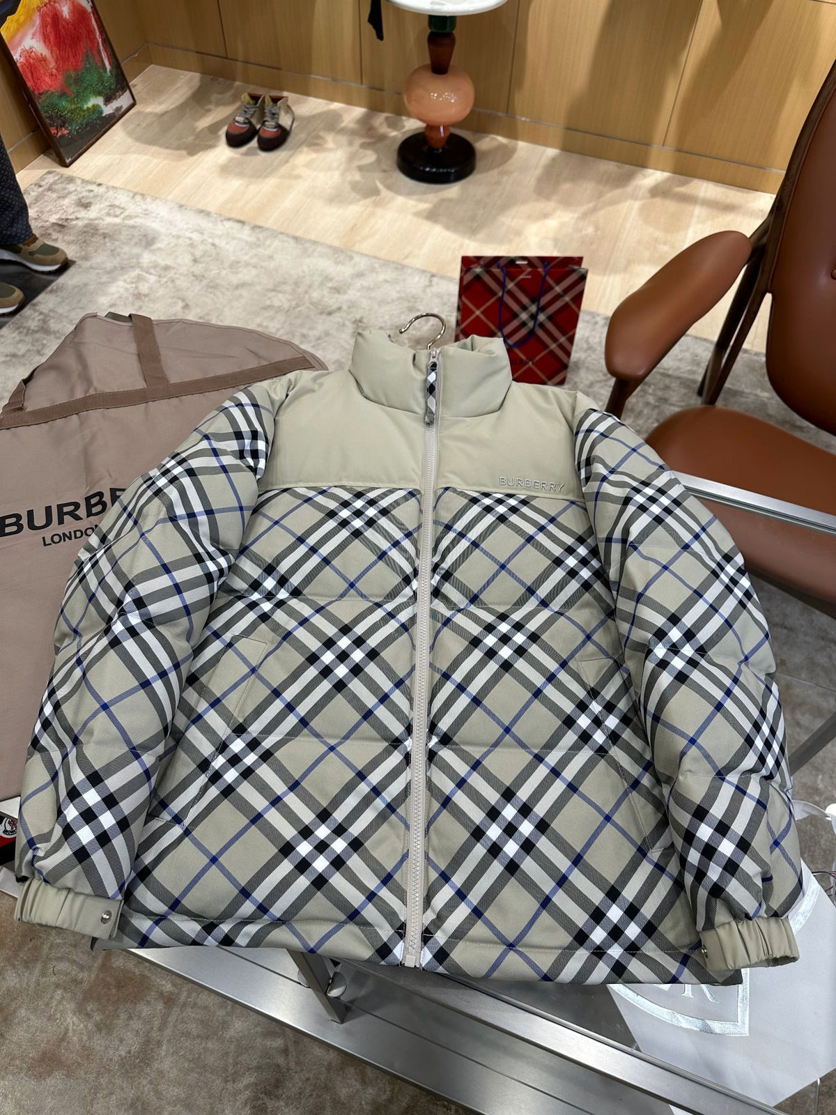 BURBERRY Barbour – Vardaglig dunjacka med V-ringning, dragkedja och rutiga detaljer.